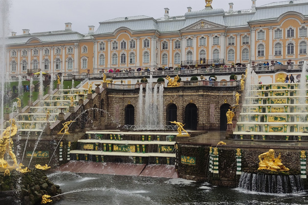 Сколько фонтанов в Петергофе