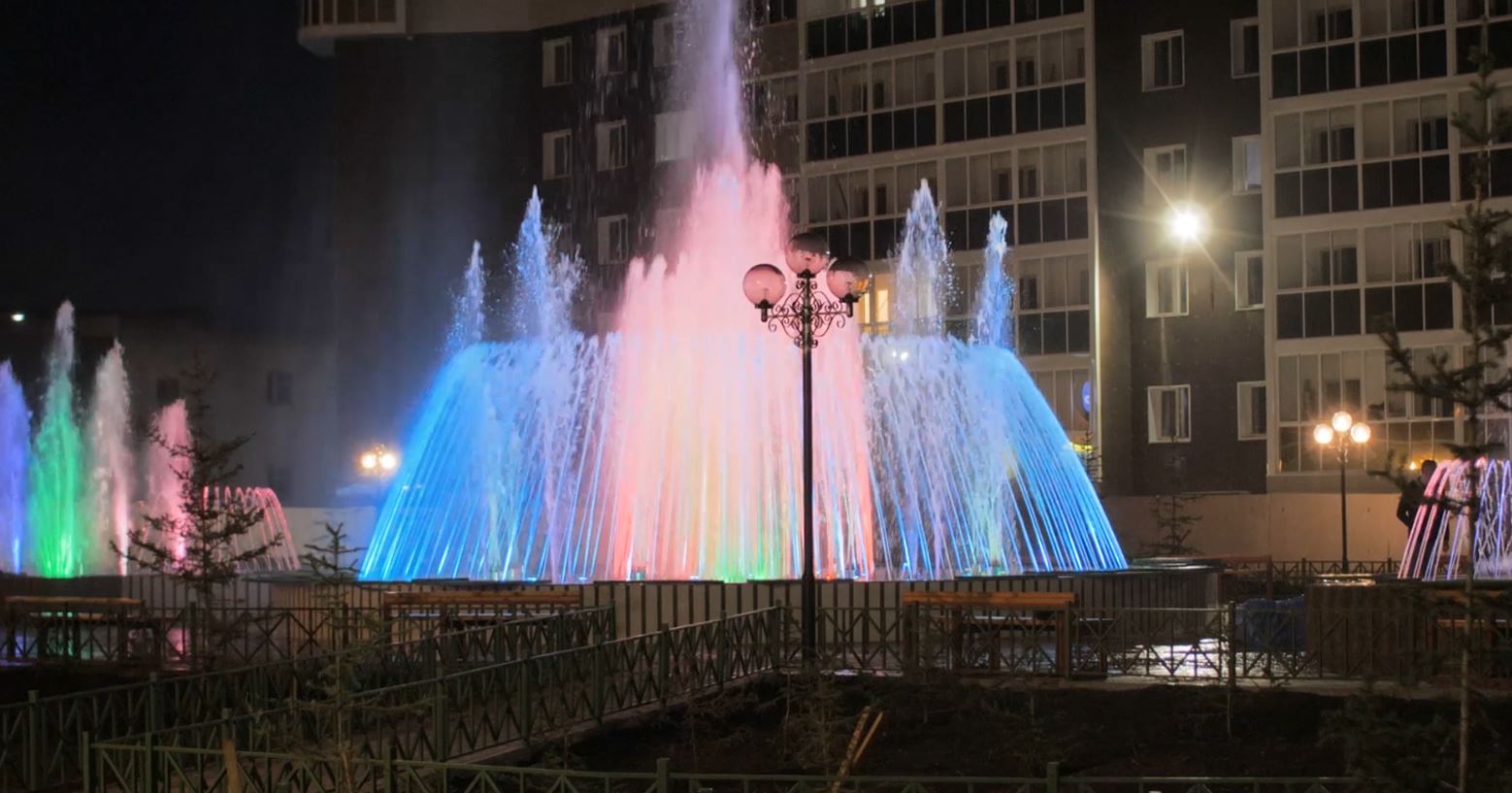 Свето-музыкальный фонтан в сквере влюбленных г. Якутск, изображение