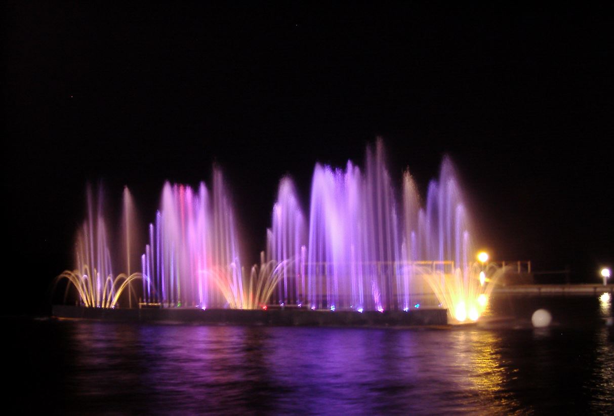 Плавающее фонтанное шоу Яхт клуб, изображение