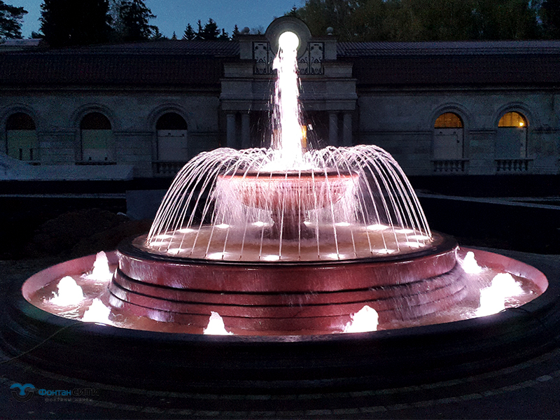 Трехуровневый фонтан с вазоном п. Ватутинки