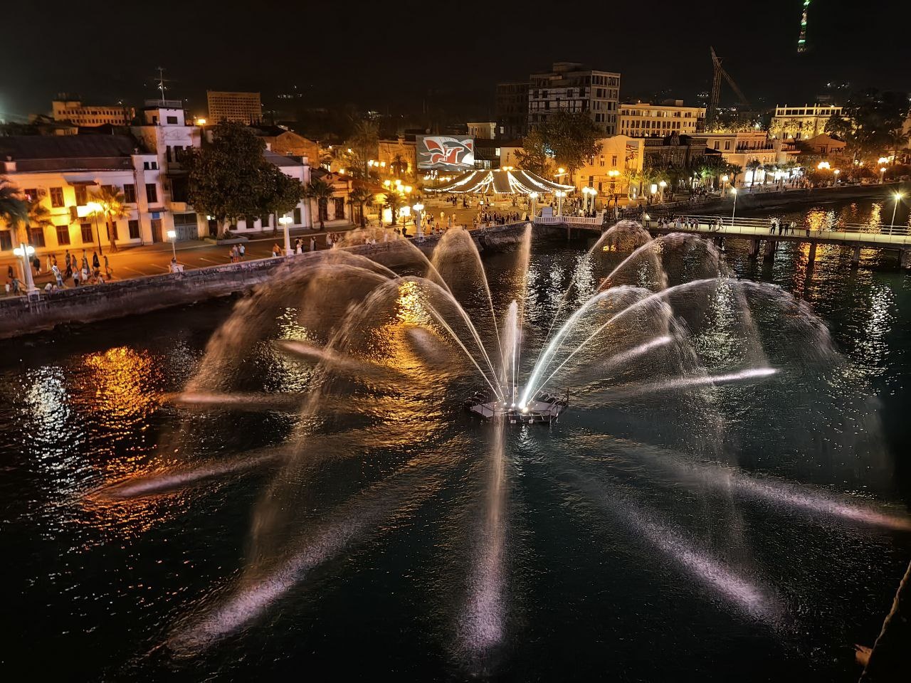 Плавающий фонтан в порту г. Сухум, изображение