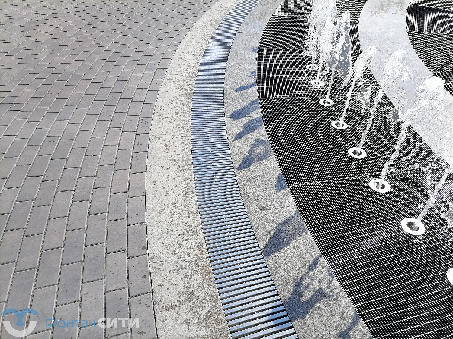 Фонтан у ТЦ Мега Аксай